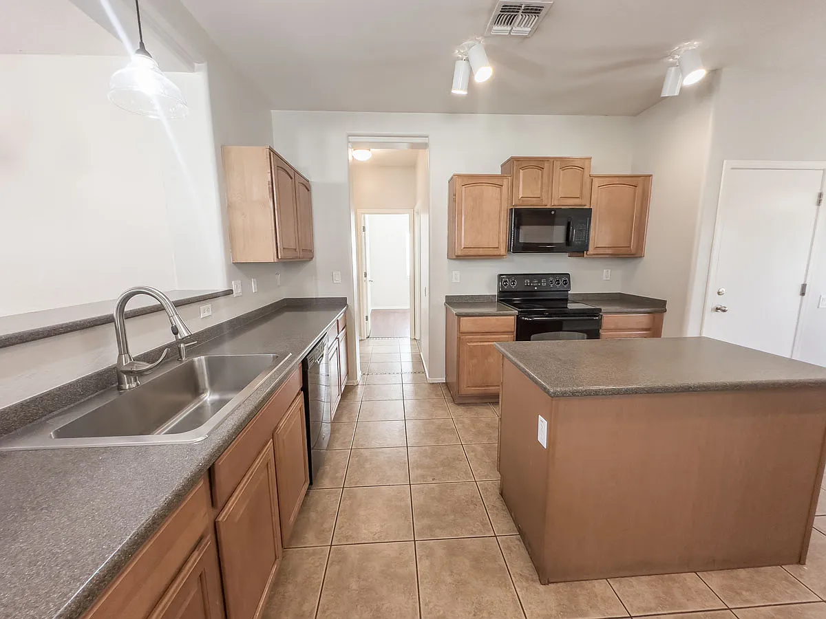 3 Bed + 2 Bath + Den + Move In Ready — Photo 4