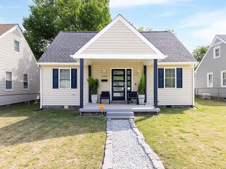 1102 E 17th St — Photo 2