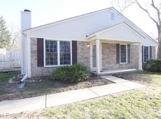 2110 Hidden Meadows Dr UNIT A, Walled Lake, MI 48390