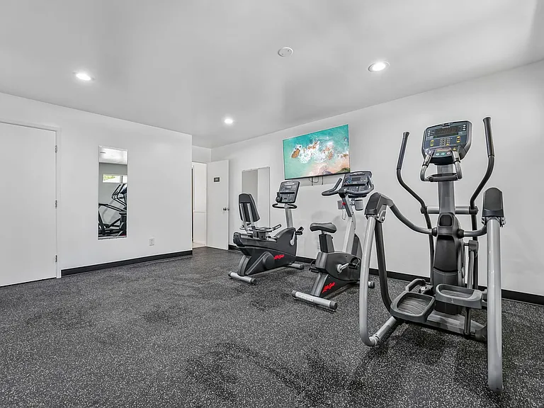 Parkhill Apts — Photo 15