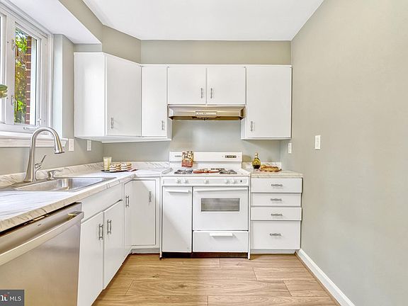 4th image of 1525 Woodbine St