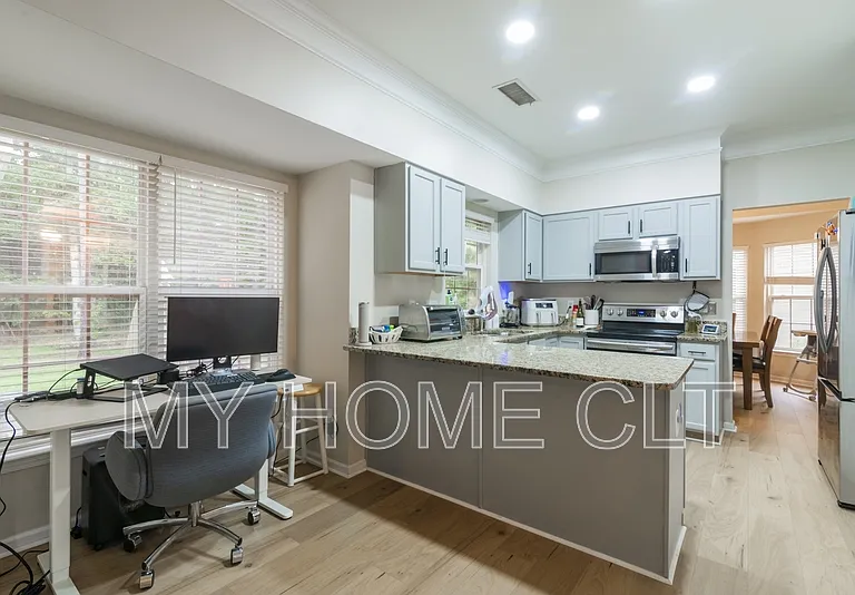 10029 Dauphine Dr — Photo 15