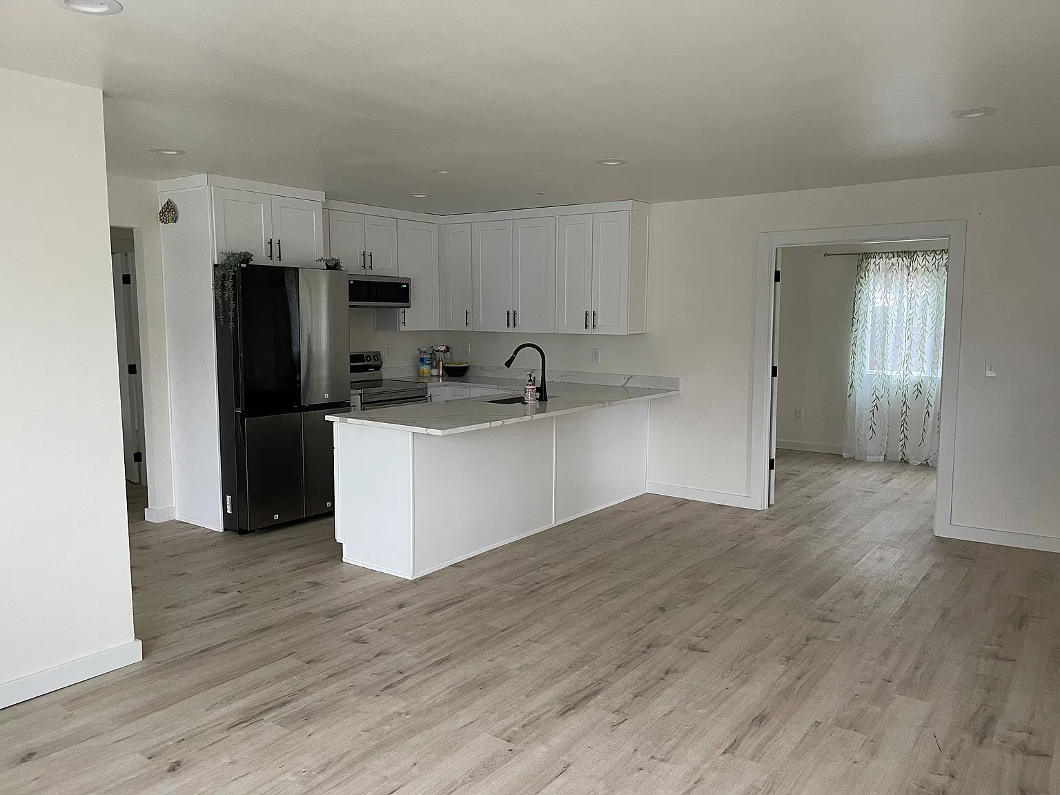 2 bed, 940 sqft, $3,300 — Photo 3