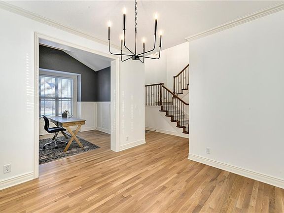 3rd image of 929 SW 33rd St