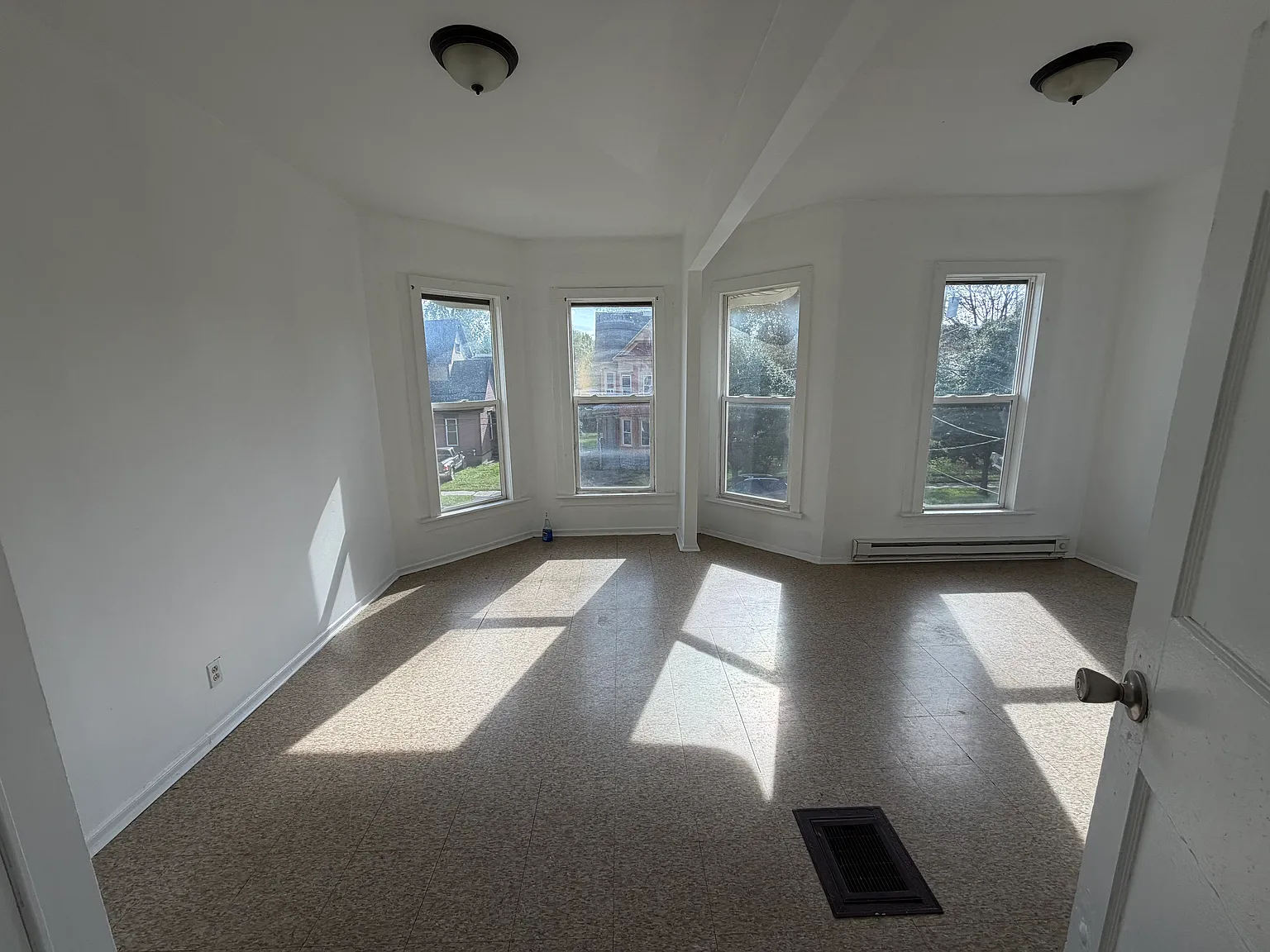 3 bed, 1300 sqft, $1,500 — Photo 4