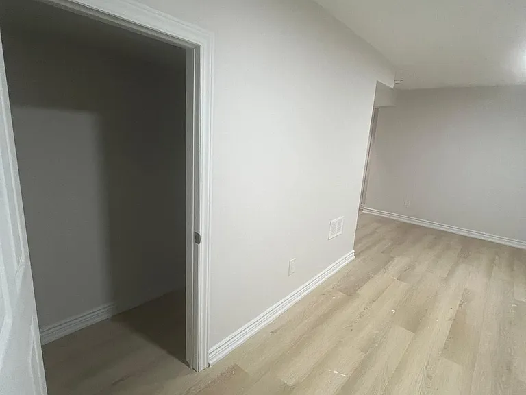 1398 Tampa Cres #LOWER — Photo 14