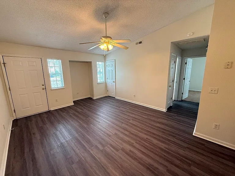 104 Benin Ct #B — Photo 6