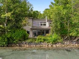 2678 E South Shore Dr, Frankfort, MI 49635