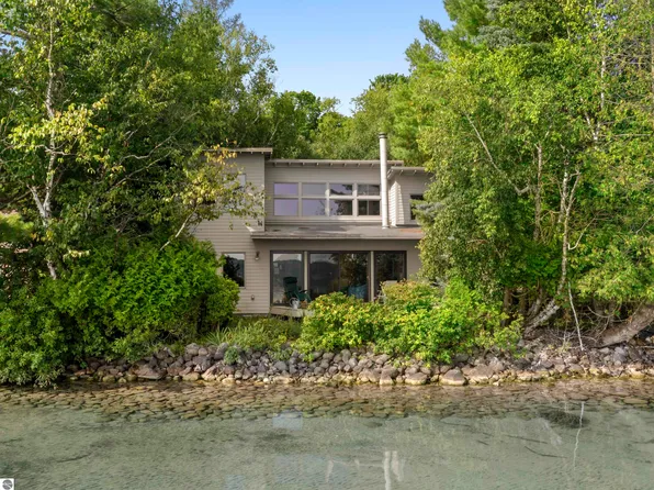 2678 E South Shore Dr, Frankfort, MI 49635
