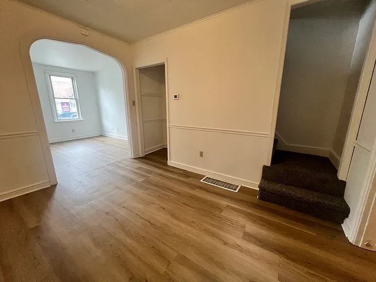 139 E Pomfret St — Photo 5