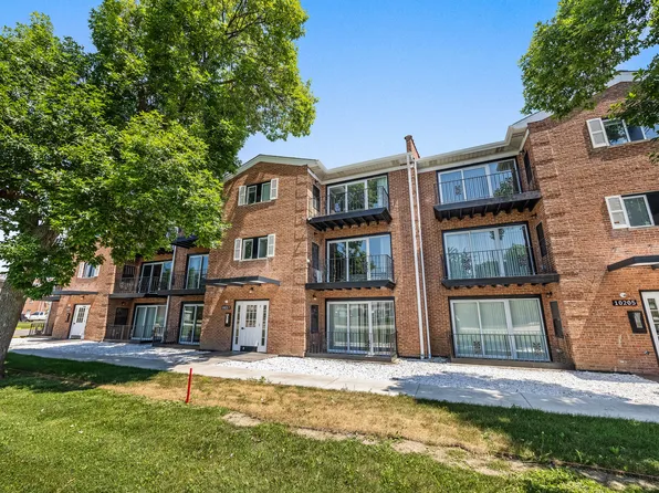 10217 Dearlove Rd, Glenview, IL