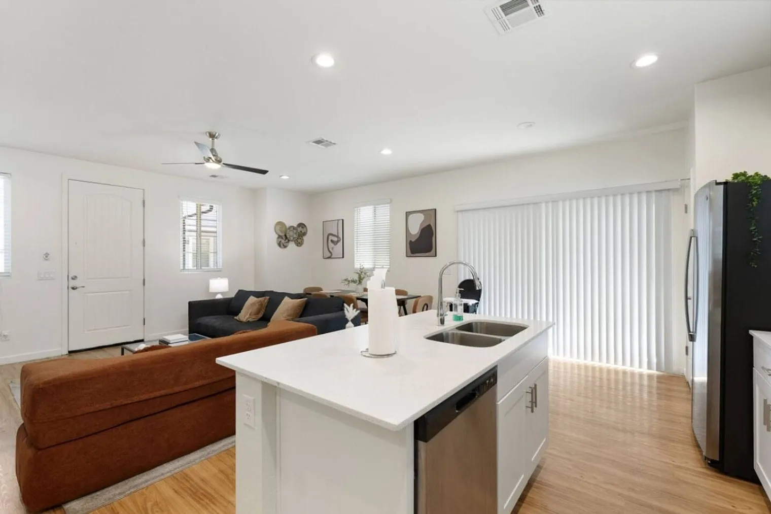 3 bed, 2.0 bath, 1367 sqft, $5,186 — Photo 4