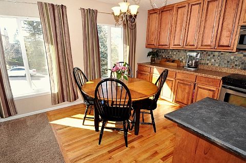 Gorgeous Kitchen w/ Sunny Dining Area, Hardwood Floor
