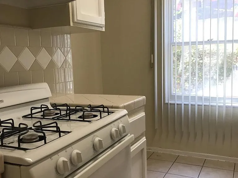 1197 N Ardmore Ave — Photo 5