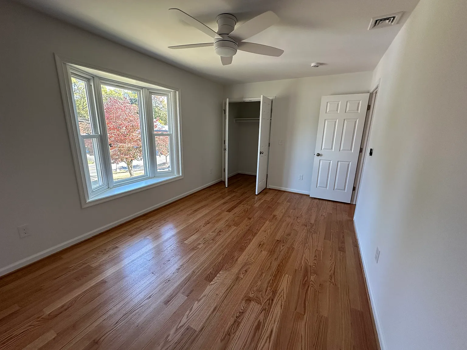 3 bed, 1.5 bath, 1200 sqft, $2,500 — Photo 3