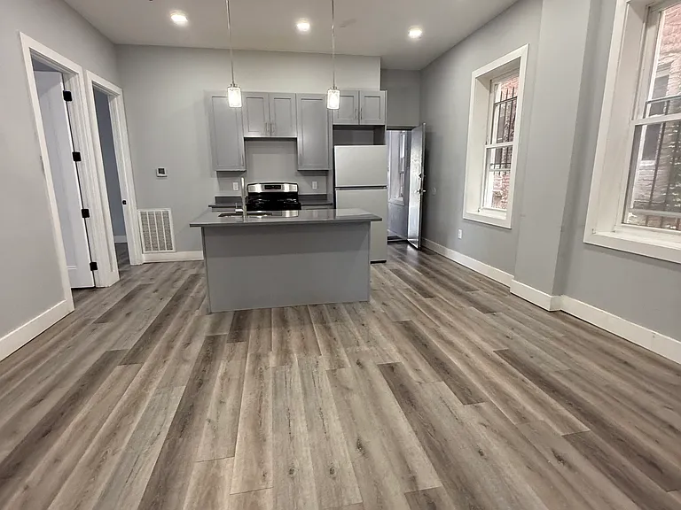 186 Hawthorne Ave #1L — Photo 1