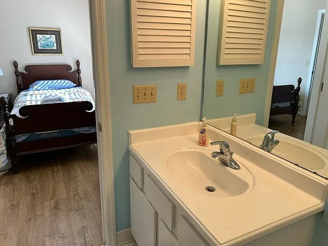 2nd floor full bathroom