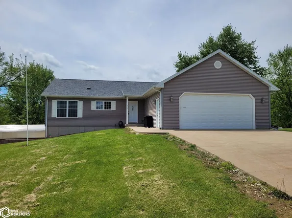 906 Cherry St, Sigourney, IA 52591