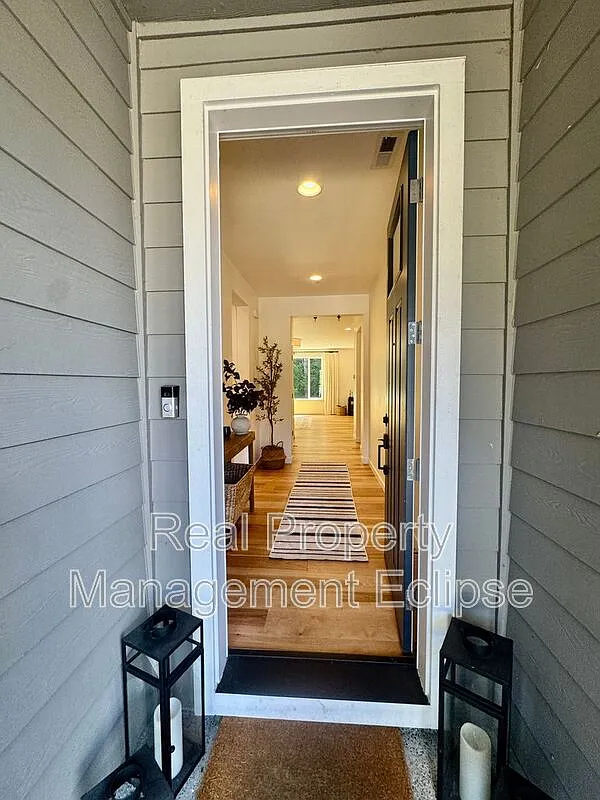 5 bed, 3.0 bath, 2691 sqft, $3,700 — Photo 2