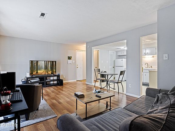 3rd image of 1625 Woodrow Dr APT 407