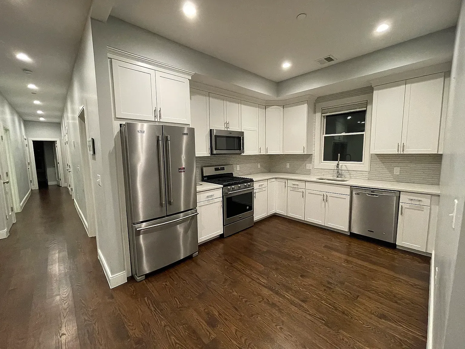 3 bed, 1222 sqft, $3,350 — Photo 2