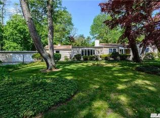 12 Cherrywood Ln, Locust Valley, NY 11560