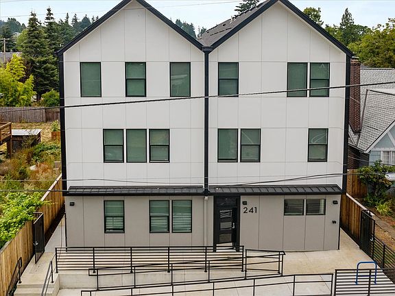 3rd image of 241 SE 80th Ave Unit 303