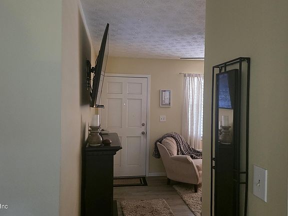 3rd image of 465 SW NIGHTINGALE Street