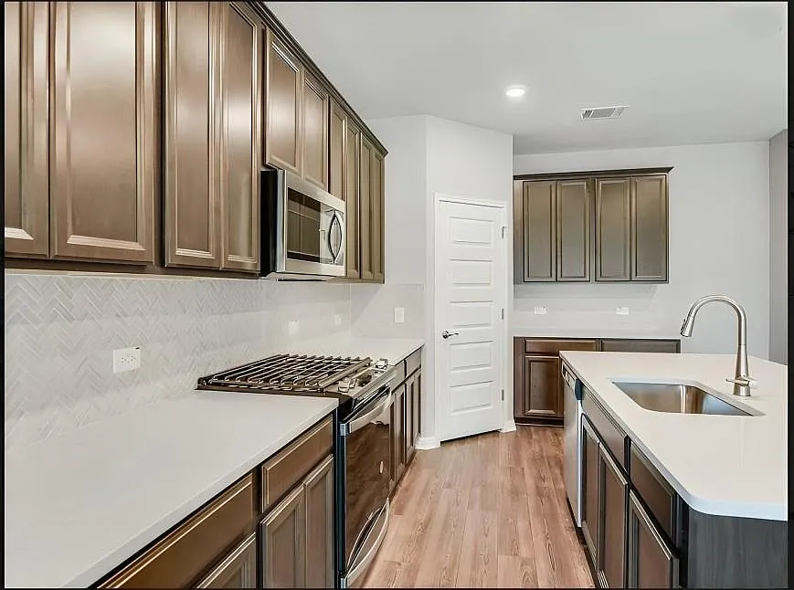5 bed, 3.0 bath, 2977 sqft, $2,690 — Photo 2