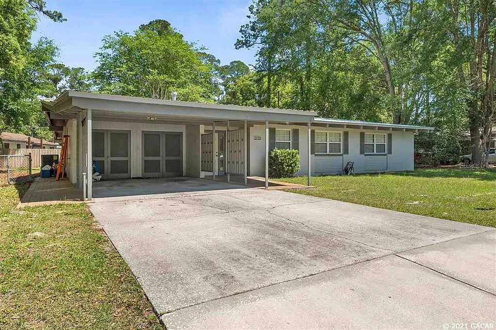 4 bed, 2.5 bath, 2400 sqft, $3,000 — Photo 2