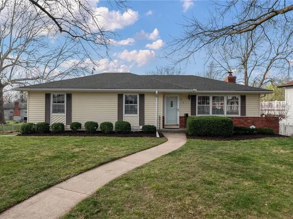 215 Sunset Ln, Belton, MO 64012