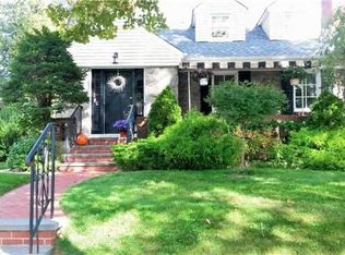 5 Whittier St, Lynbrook, NY 11563