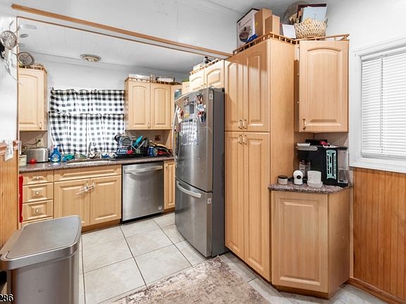 5th image of 152 Schuyler Ave