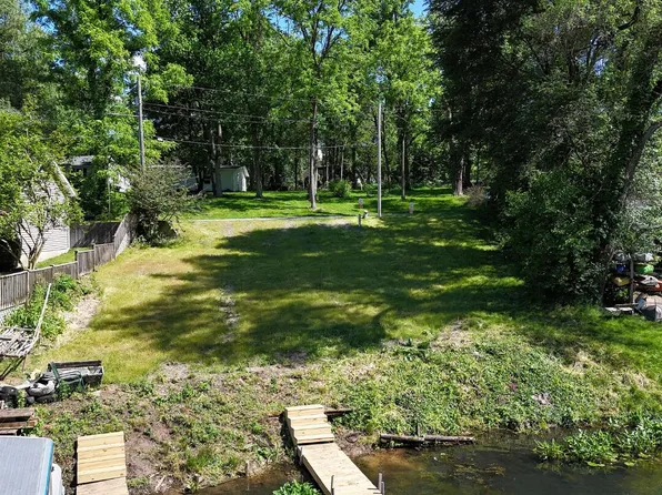 East Ct, Dowagiac, MI 49047