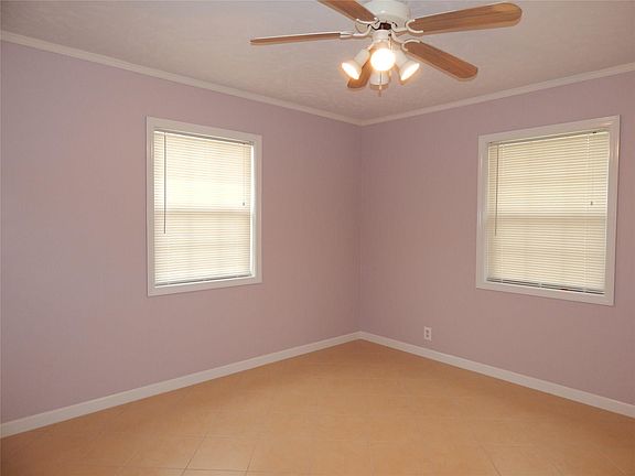 5th image of 1305 Jennifer Ln