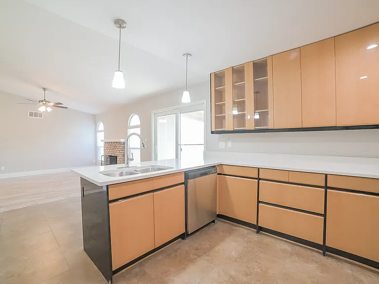 631 W Lindner Ave — Photo 3