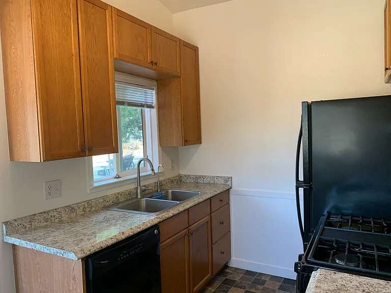 1850 Reiman Ln — Photo 5