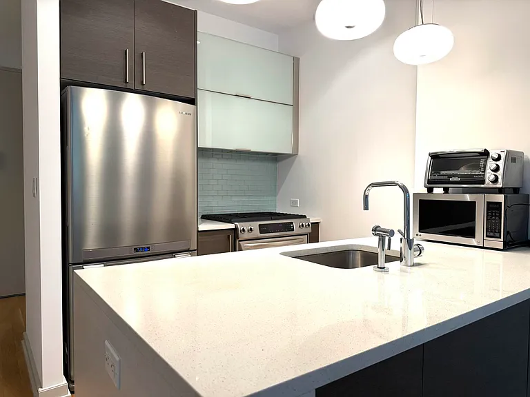 21-45 44th Dr #1-H — Photo 2