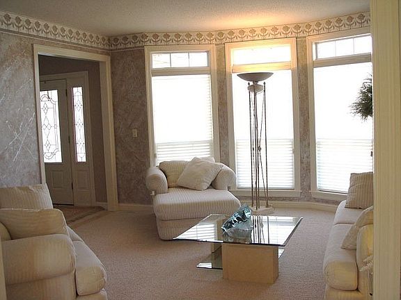 Living Room, bay window with transoms