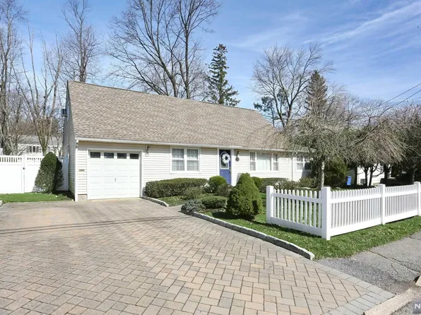 29 Lockwood Dr, Waldwick, NJ 07463