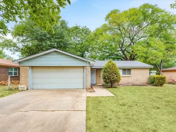 711 Simmons Dr, Euless, TX 76040