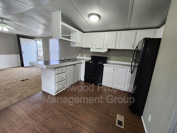 4th image of 132 W Sourwood Dr