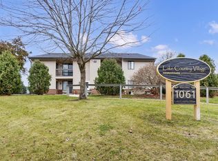 1061 Regent Rd UNIT 614, Oconomowoc, WI 53066