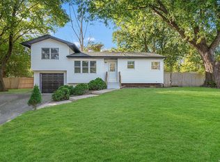 10 Wagner Dr, Coram, NY 11727