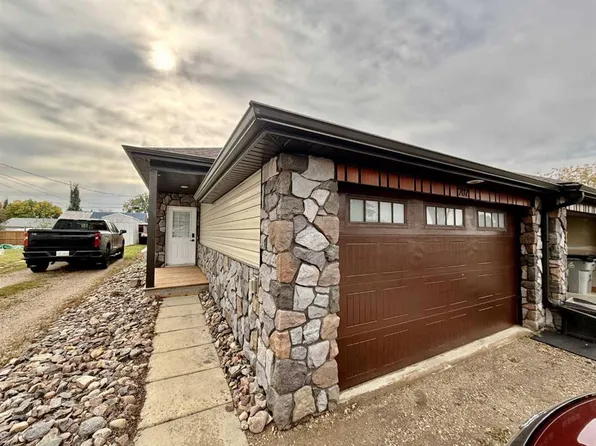 707 N 9th Ave, Wainwright, AB T9W 1B3