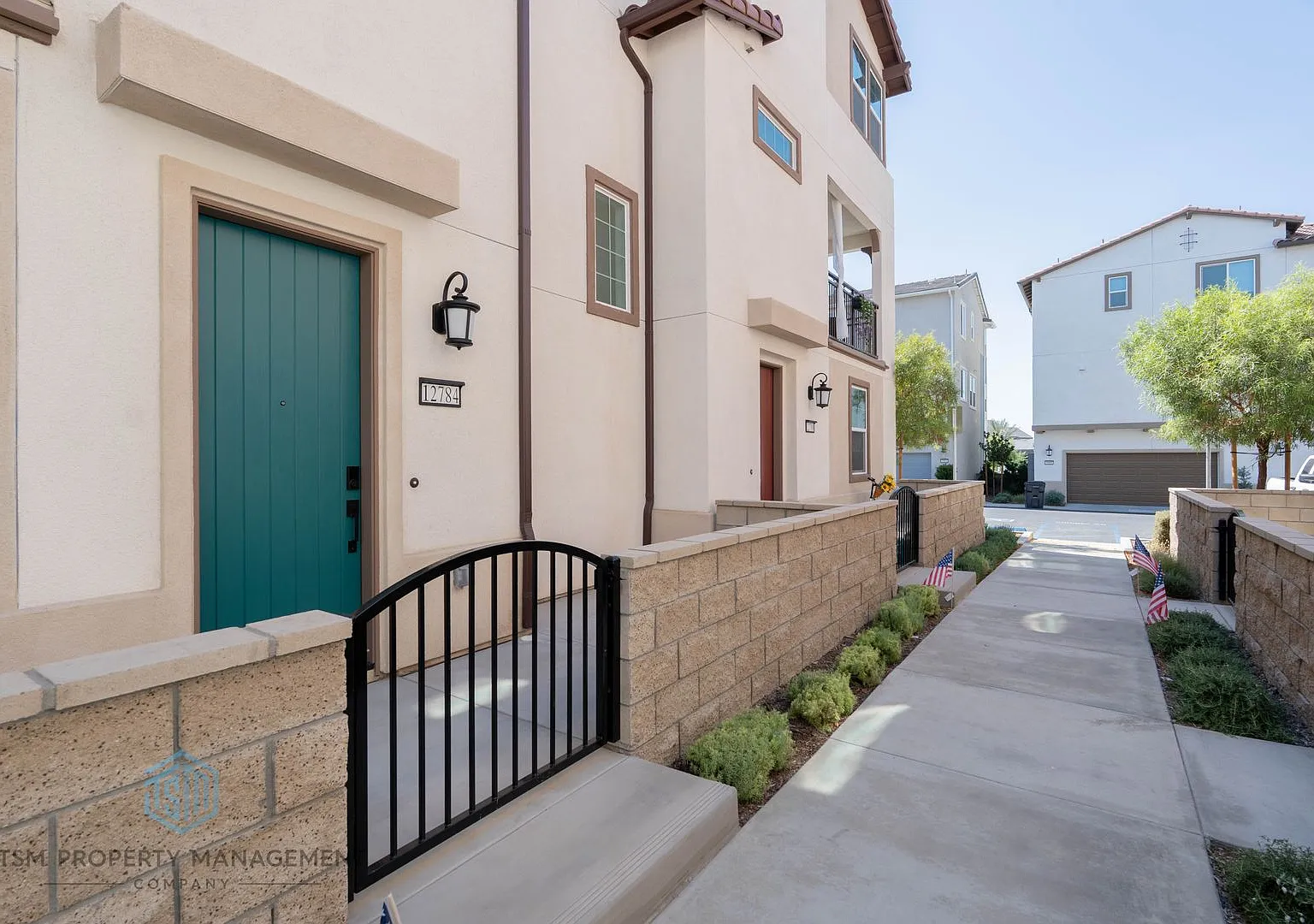 Brand New 3 Bed 2.5 Bath Townhouse in Eastvale Square! — Photo 2