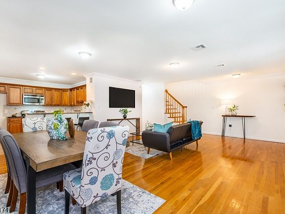4th image of 54 S Maple Ave #D