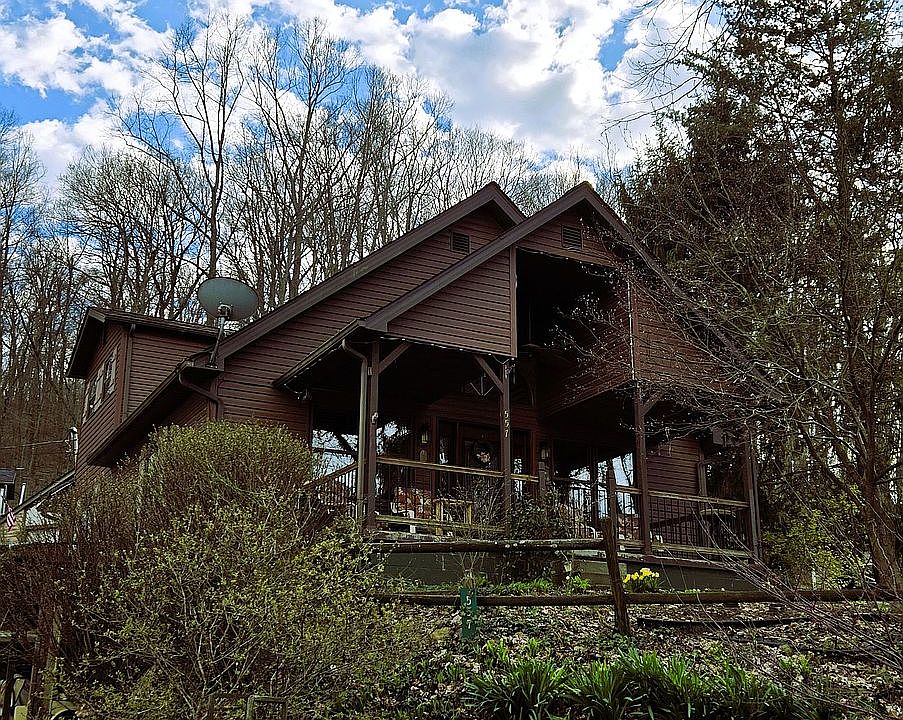 Front overlooking lake