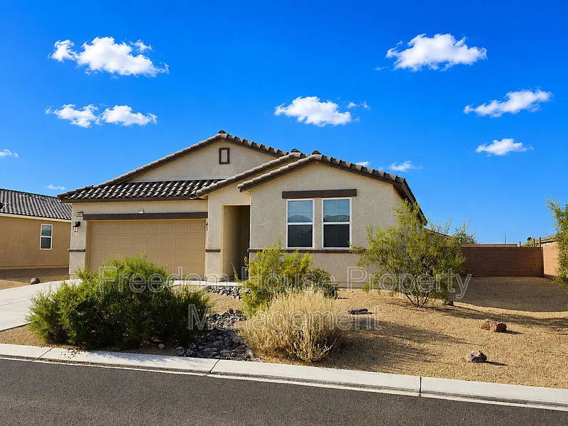 3 bed, 2.0 bath, 1753 sqft, $2,041 — Photo 2
