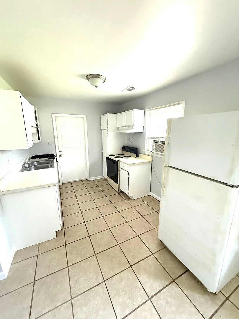 3 bed, 1.0 bath, 925 sqft, $750 — Photo 4